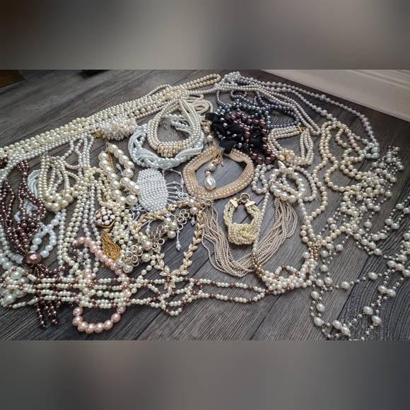 Lot of faux pearls necklace and braces